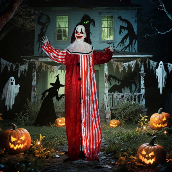 Halloweenská scéna s děsivým klaunem, dýněmi a duchy před strašidelným domem