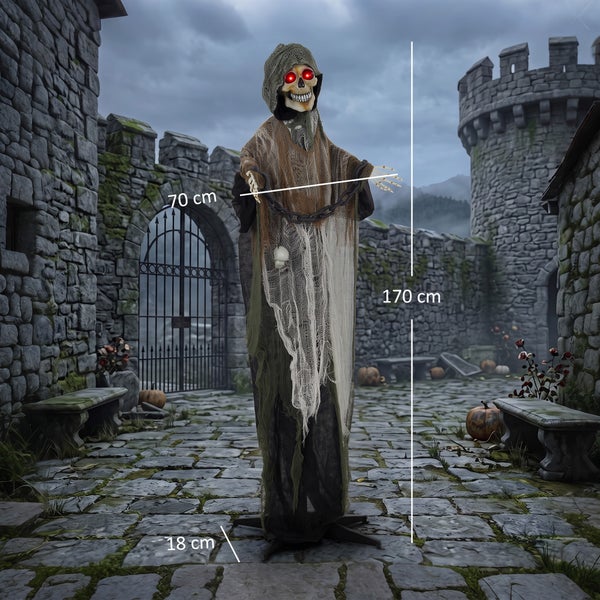 Halloweenská dekorativní figurka kostlivce se svítícíma očima, 170 cm vysoká, na kamenném nádvoří hradu.