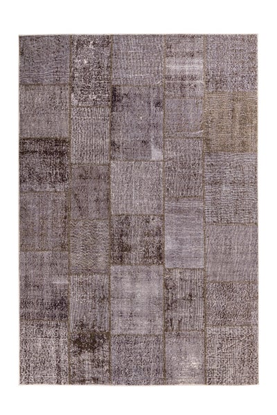 Obdélníkový patchwork koberec s různými odstíny šedé a sepraným vzorem.