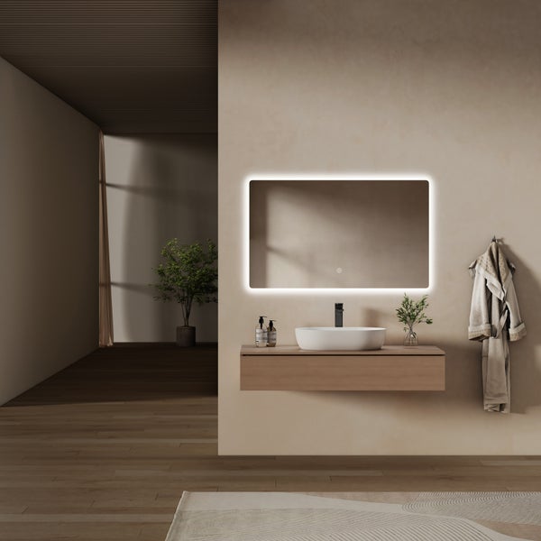 Moderní koupelna s plovoucí dřevěnou skříňkou pod umyvadlo, bílým umyvadlem na desku a obdélníkovým LED zrcadlem. Minimalistický styl.