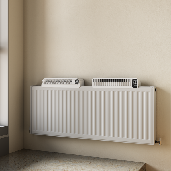 Radiátorový ventilátor namontovaný na deskovém radiátoru na stěně pro zvýšení topného výkonu.