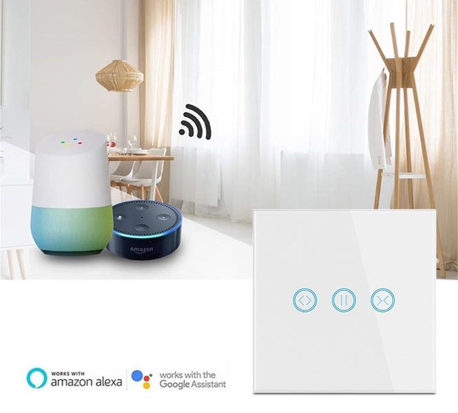 Chytrý vypínač rolet kompatibilní s Amazon Alexa a Google Assistant před zařízeným obývacím pokojem s chytrými reproduktory.