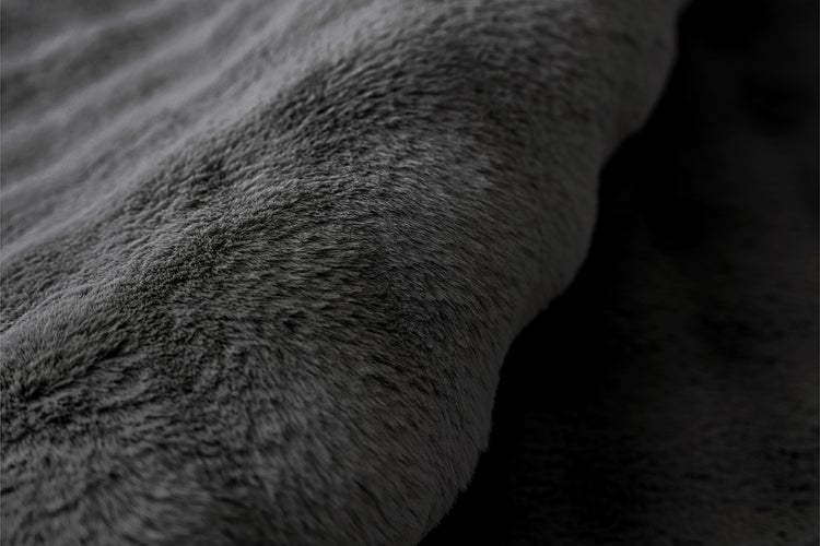 Detailní pohled na měkkou povrchovou strukturu umělé kožešiny.