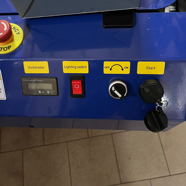 Detail stroje s voltmetrem, vypínačem světel, vypínačem a startovacím tlačítkem