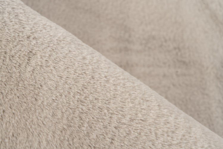 Detailní záběr měkkého materiálu z umělé kožešiny pro bytový textil