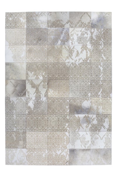 Patchwork koberec s ornamentálním vzorem v béžové a šedé barvě.