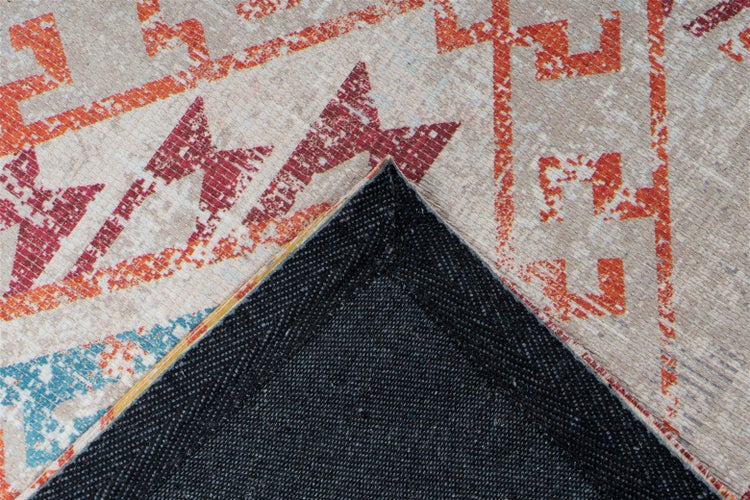 Detailní záběr na koberec s geometrickým vzorem ve vintage stylu a strukturovanou zadní stranou.