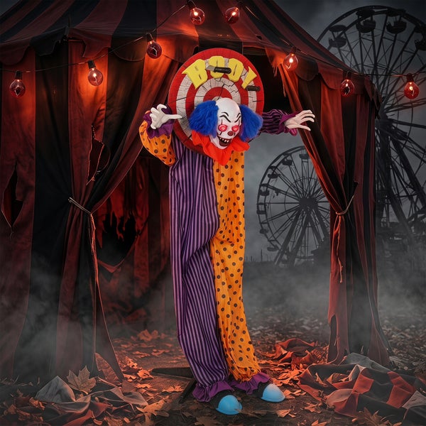 Animovaná halloweenská hororová figurína klauna s terčem před cirkusovým stanem, dekorativní halloweenská postava pro venkovní použití.