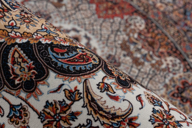 Orientální koberec s detailním květinovým vzorem a paisley motivy v orientálním stylu.
