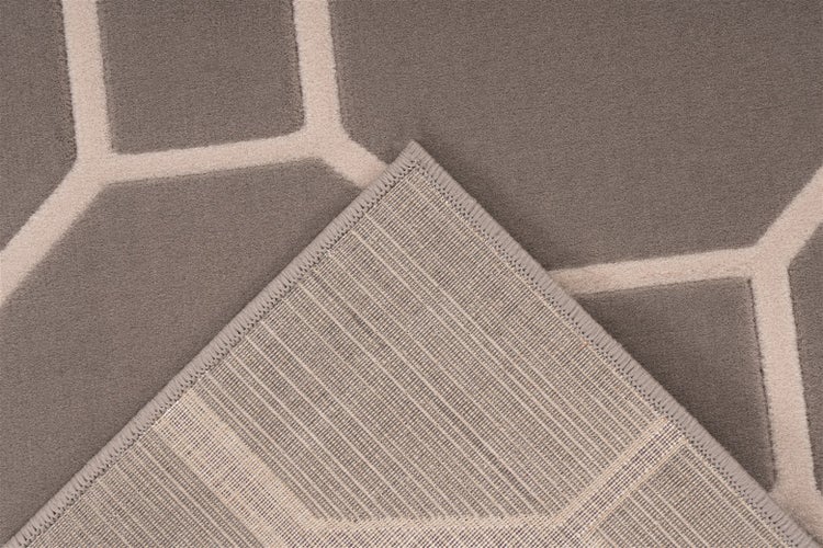 Koberec s geometrickým vzorem a detailním pohledem na zadní stranu koberce