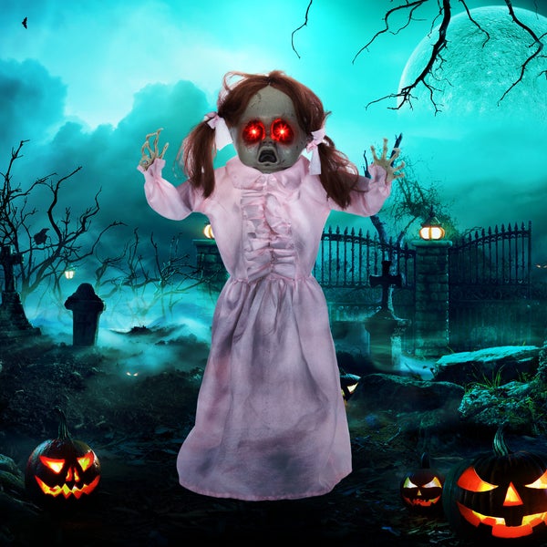 Animovaná halloweenská dekorace strašidelné panenky se zářícíma očima v hřbitovní scéně.