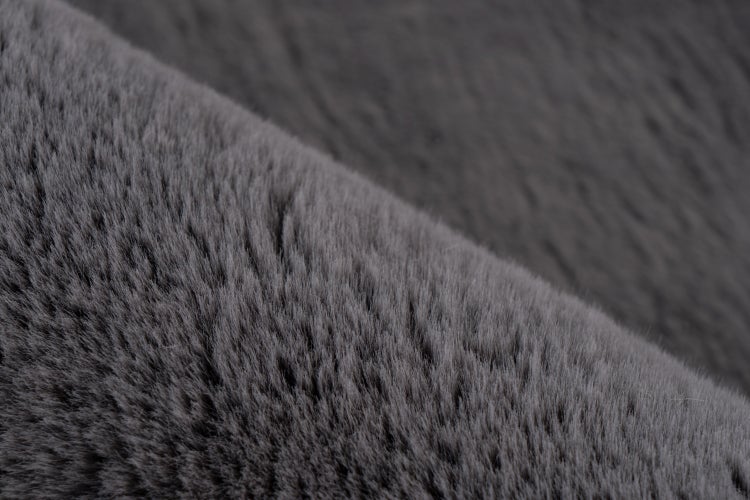 Detailní záběr měkké umělé kožešiny jako bytový textil