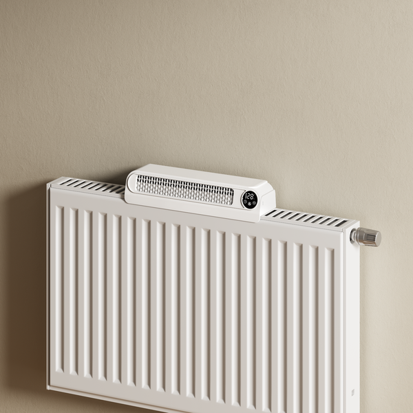 Elektrický ventilátor na radiátor namontovaný na deskovém radiátoru s digitálním displejem pro podporu vytápění.