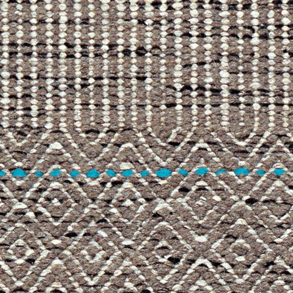 Detail koberce s geometrickým tkaným vzorem a horizontální strukturou.