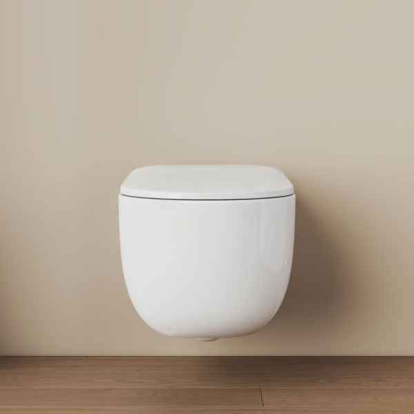 Závěsné WC s minimalistickým designem pro montáž na stěnu v moderní koupelně s podlahou v dekoru dřeva.