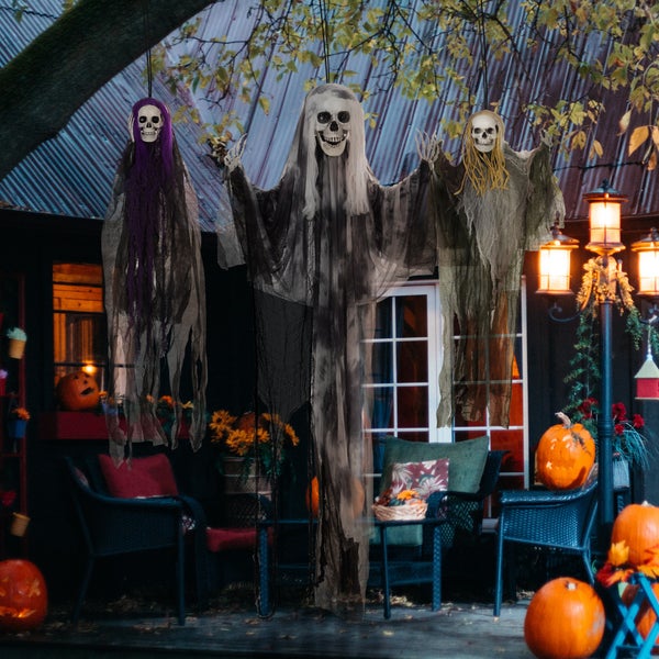Zdobená veranda se třemi závěsnými figurkami duchů na Halloween