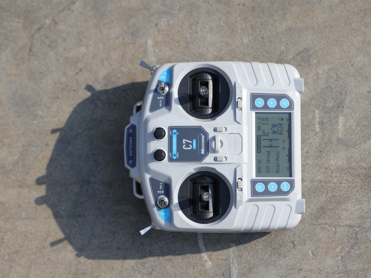 Dálkové ovládání Microzone C7 pro RC modely se dvěma joysticky, LCD displejem a různými spínači pro přesné ovládání