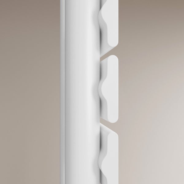 Detailní pohled na bílý designový radiátor se svislým sběračem a vodorovnými topnými články.