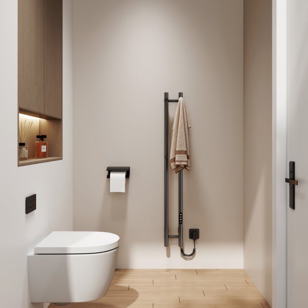 Moderní koupelna se závěsným WC, černým elektrickým radiátorem na ručníky a dřevěnou skříňkou. Světlý minimalistický design se světlou podlahou.
