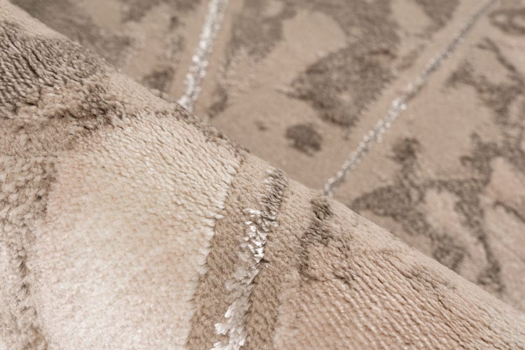 Detailní pohled na koberec s měkkým vlasem a abstraktním vzorem.