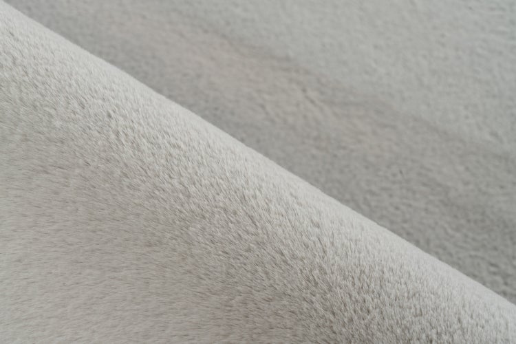 Detail měkkého koberce s hustou strukturou a povrchem s nízkým vlasem