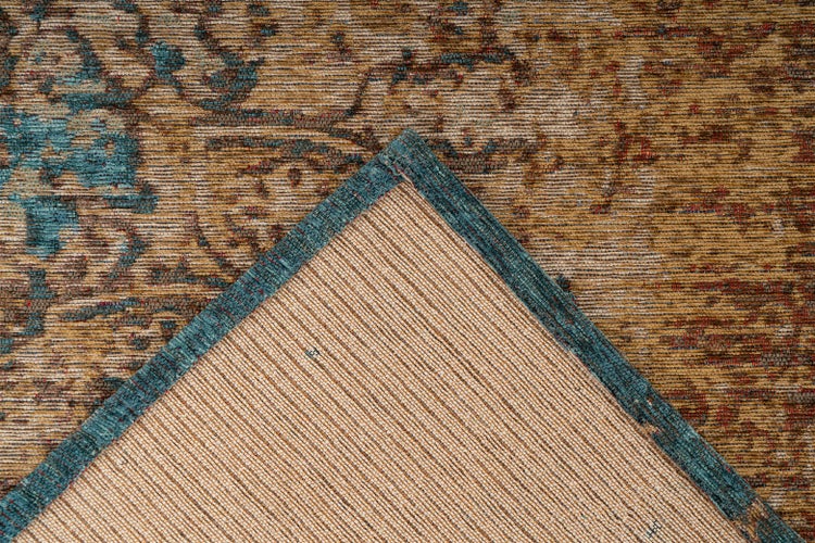 Detailní pohled na tkaný koberec s vintage vzorem, ohrnutý roh ukazuje strukturovanou spodní stranu.