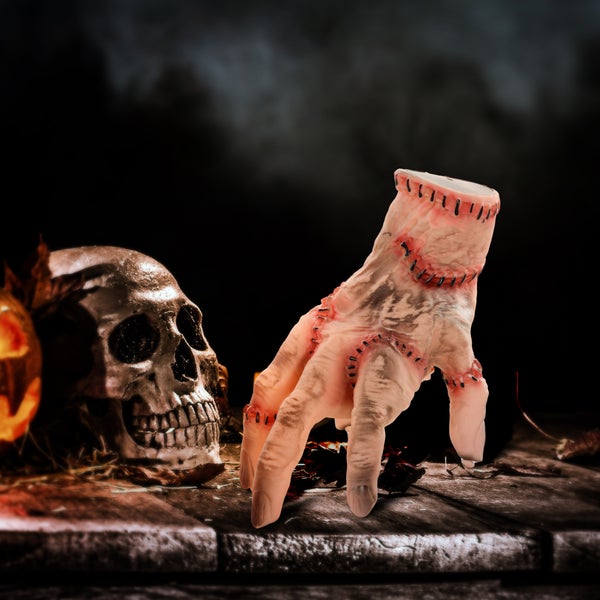 Scéna s Frankensteinovou rukou, lebkou a dýní pro halloweenskou výzdobu