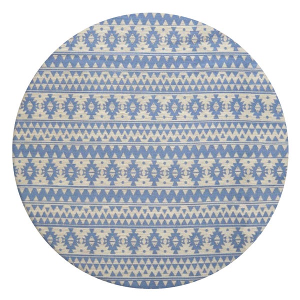 Kulatý koberec s modrým geometrickým etno vzorem v boho stylu.