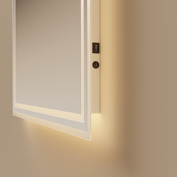 Detailní pohled na koupelnové zrcadlo s integrovaným LED osvětlením a bočními vypínači.