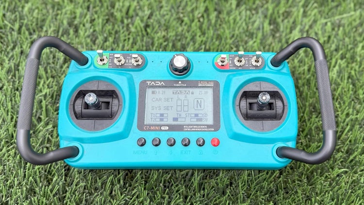 Dálkové ovládání Tada C7 Mini Pro pro robotickou sekačku s displejem a joysticky