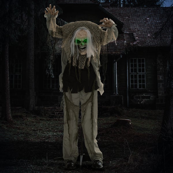 Halloweenská dekorativní figurka se svítícíma očima před domem