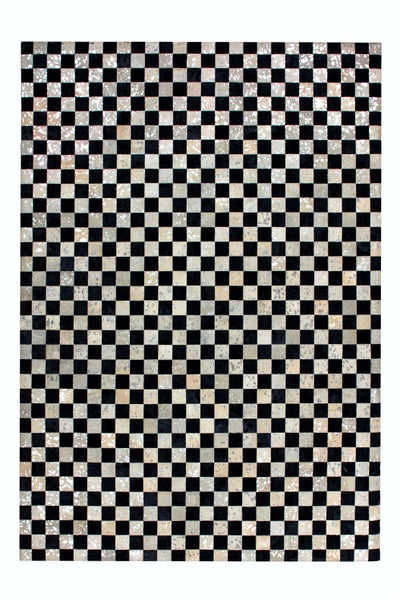 Šachovnicový koberec z patchworkové hovězí kůže se střídavými plnými a kropenatými čtverci.