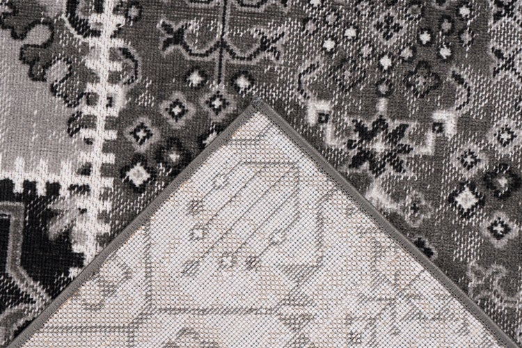 Černo-šedý koberec s orientálním patchwork vzorem, detailní pohled na vrchní stranu a textilní rub.