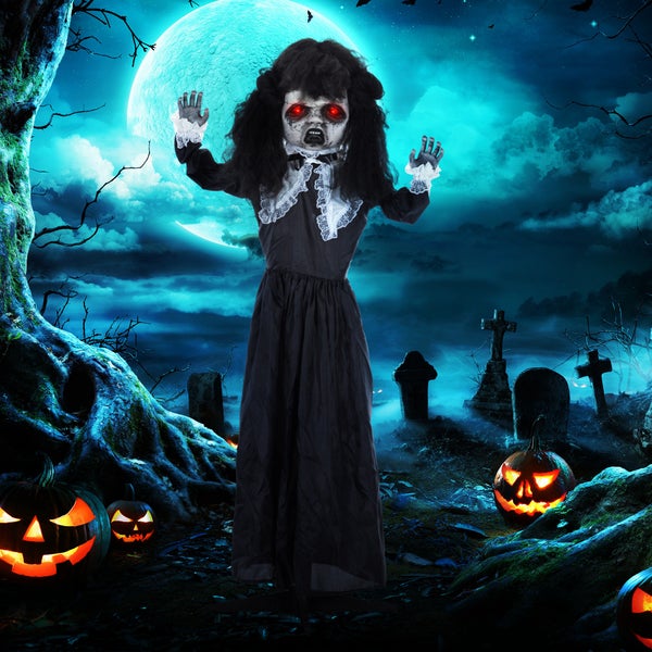 Halloweenská dekorace: Strašidelná panenka duchů v hřbitovní scéně s dýněmi a náhrobky za úplňku