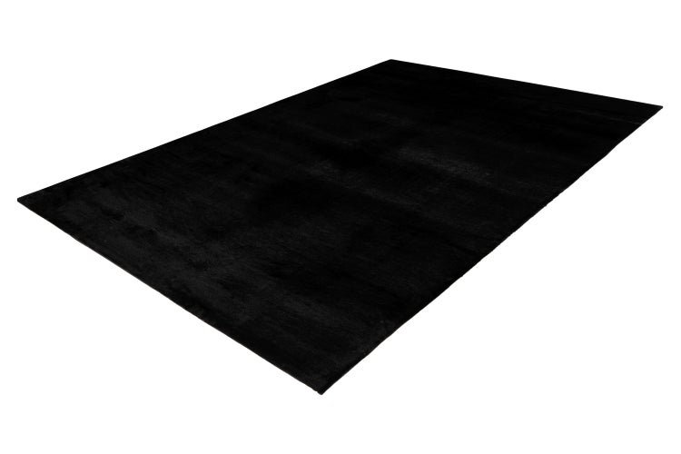 Obdélníkový koberec v moderním designu z měkkého materiálu.