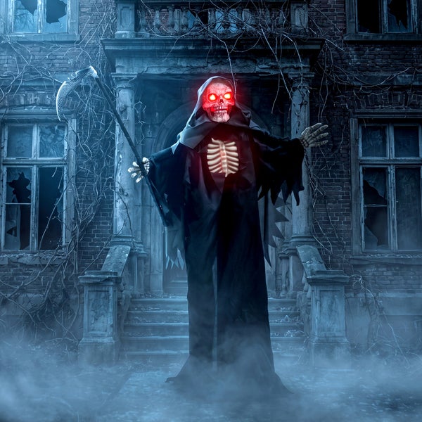 Animovaná halloweenská dekorace postava smrtky se svítícíma očima před starým domem.