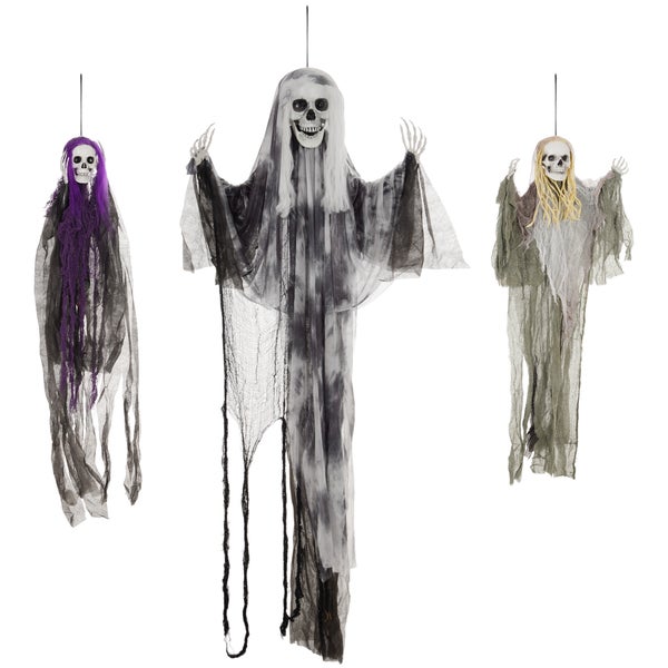 Tři závěsné halloweenské dekorace duchů s lebkami a cáry látek.