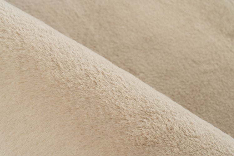 Detail měkké tkaniny z umělé kožešiny s hustou texturou.