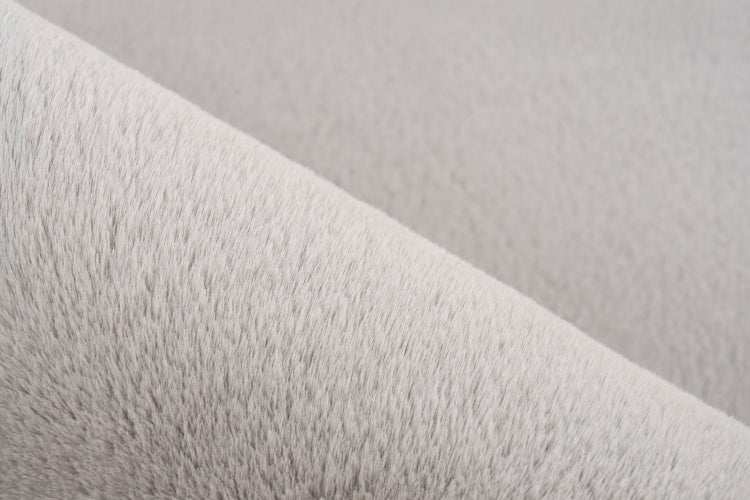 Detailní záběr na měkkou látku z umělé kožešiny s nadýchanou texturou