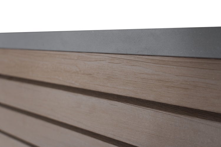 Detailní pohled na fasádní obklad imitující dřevo s horizontální orientací