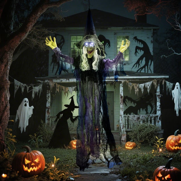 Halloweenská scéna s dekorační figurkou čarodějnice, dýněmi a siluetami duchů pro strašidelnou atmosféru.