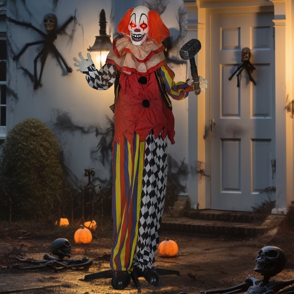 Halloweenská dekorace s děsivou klaunskou postavou držící kladivo