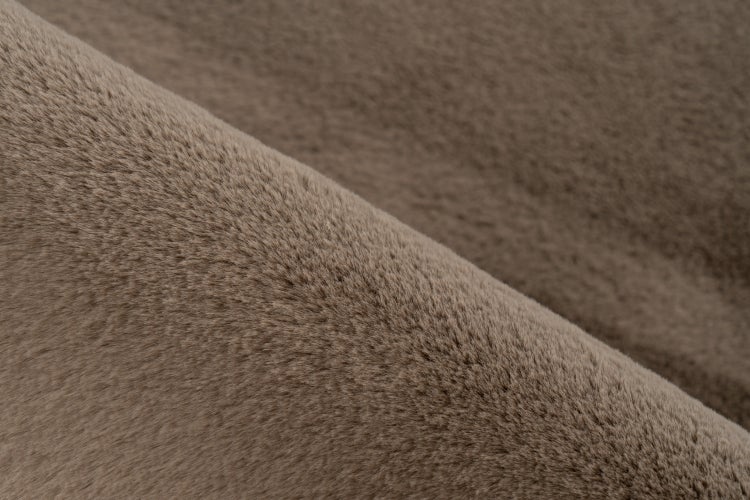 Strukturální detail měkké umělé kožešiny s hustou texturou pro použití jako bytový textil nebo povrch koberce