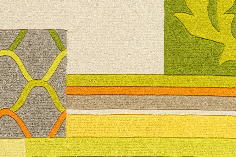Detailní pohled na moderní koberec s geometrickými vzory, pruhy a ornamentálními prvky z textilního materiálu.