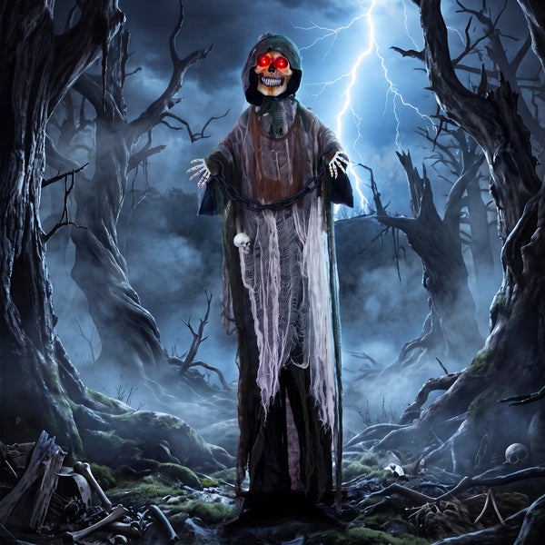 Animovaná halloweenská dekorativní figurka kostlivce se svítícíma očima a řetězy v lesní scenérii s bleskem.
