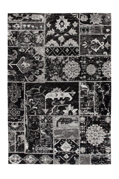 Koberec s patchworkovým vzorem a orientálními i květinovými ornamenty, obdélníkový, v šedých tónech.