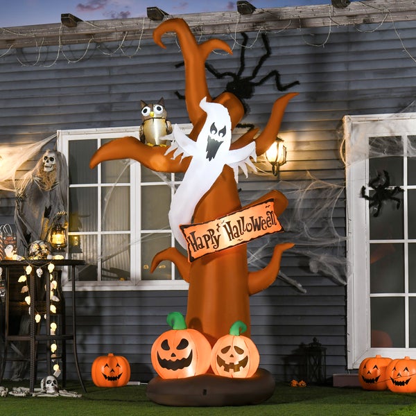 Halloweenská dekorace se stromem, duchem, dýněmi a sovou před domem