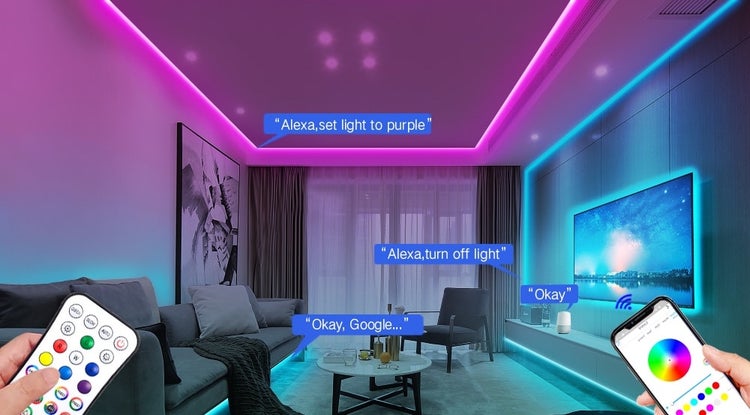 Obývací pokoj s LED páskem pro nepřímé osvětlení, ovladatelný hlasovým příkazem, aplikací v telefonu nebo dálkovým ovládáním pro atmosféru.