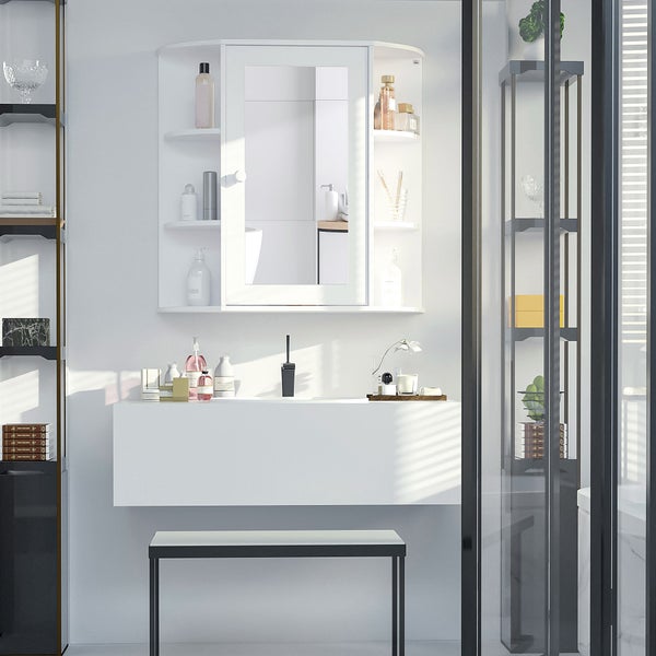 Moderní koupelna s bílou umyvadlovou skříňkou, zrcadlovou skříňkou a úložným regálem