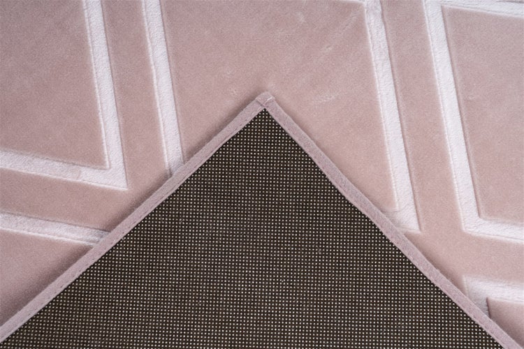 Detailní pohled na koberec s geometrickým vzorem a protiskluzovou zadní stranou s nopkovou strukturou.